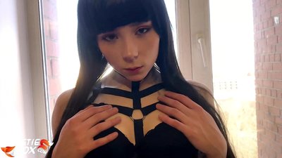 Brunette Wotentha Amayamwa Mozama komanso Movutikira Chifukwa Chandalama